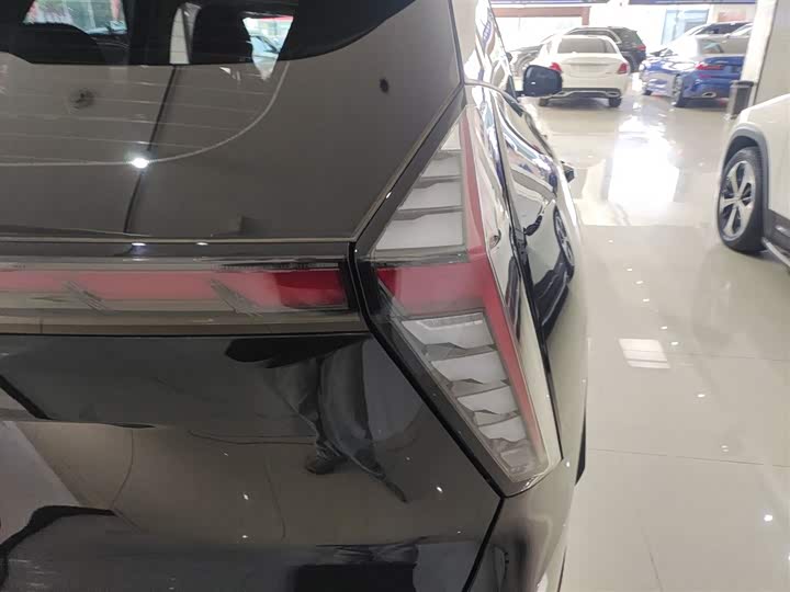 Фото 8 - Geely Atlas L