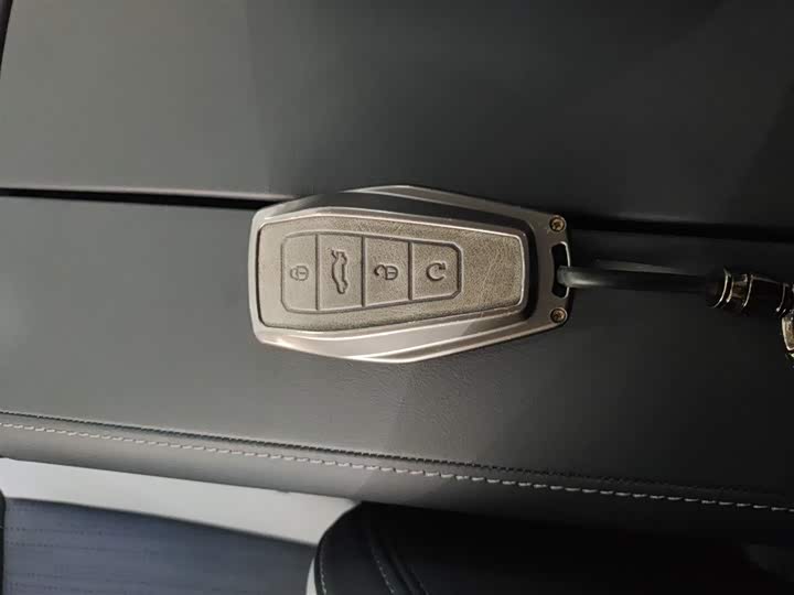 Фото 9 - Geely Atlas L