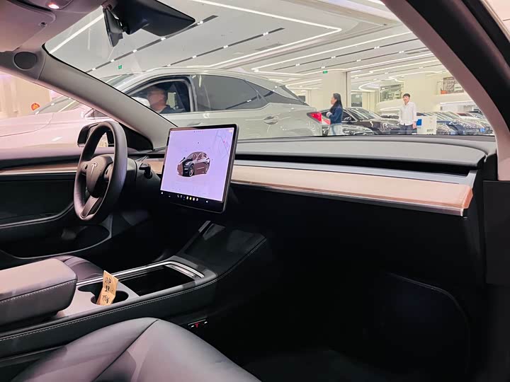 Фото 14 - Tesla Model 3