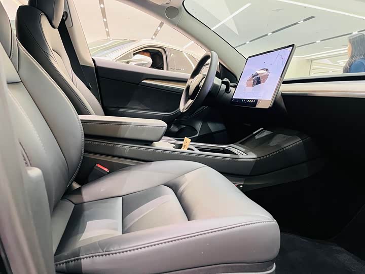 Фото 15 - Tesla Model 3