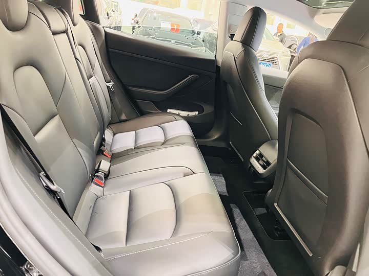 Фото 18 - Tesla Model 3