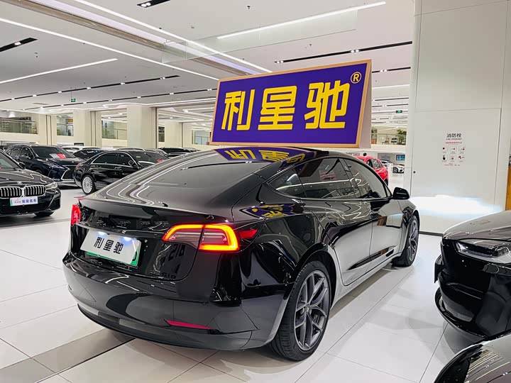 Фото 3 - Tesla Model 3