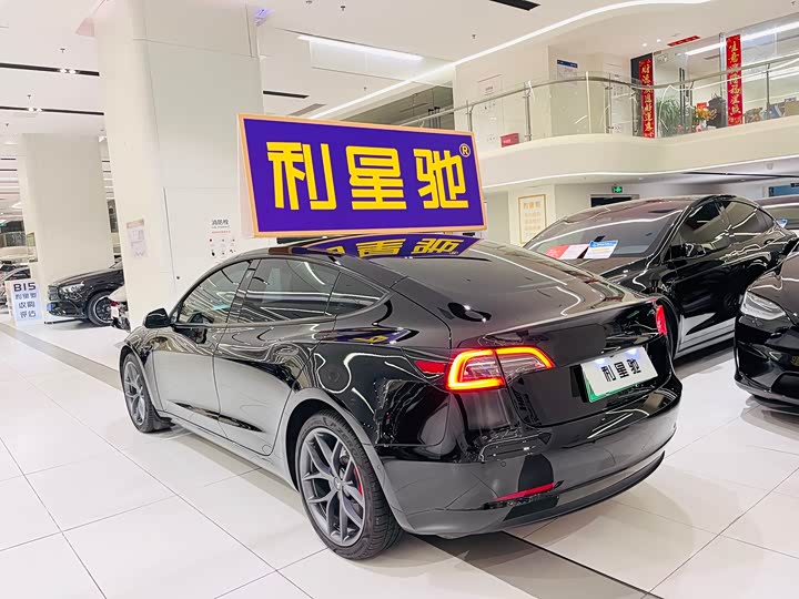 Фото 4 - Tesla Model 3