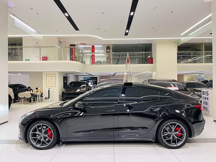 Фото 6 - Tesla Model 3