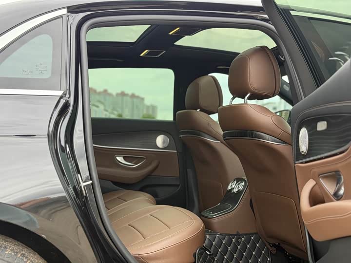 Фото 12 - Mercedes-Benz E-Class