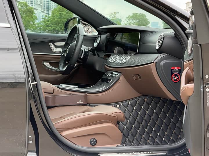 Фото 13 - Mercedes-Benz E-Class