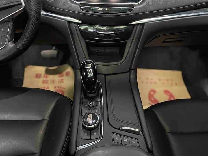 Фото 10 - Cadillac XT5