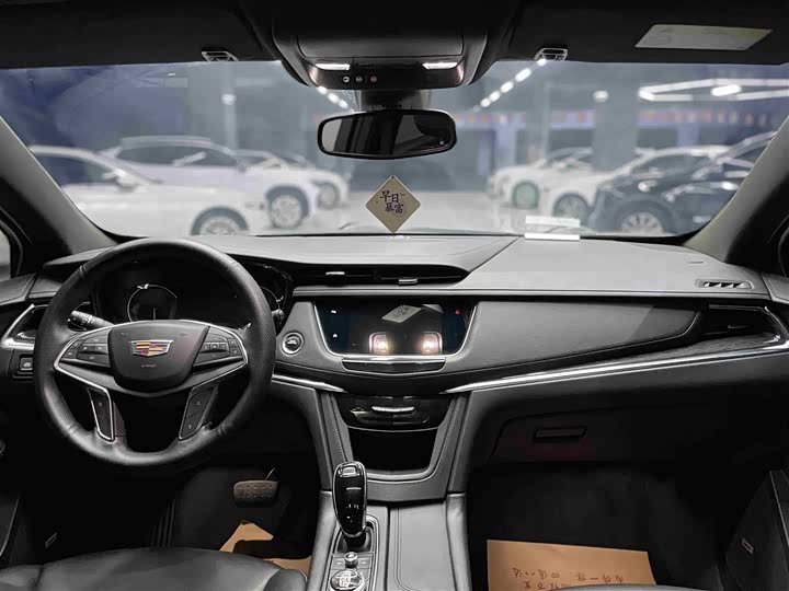 Фото 8 - Cadillac XT5