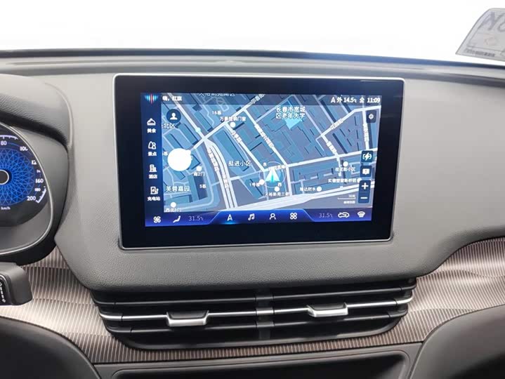 Фото 13 - Hongqi E-QM5