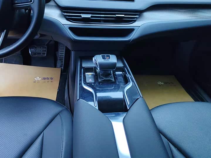 Фото 16 - Hongqi E-QM5