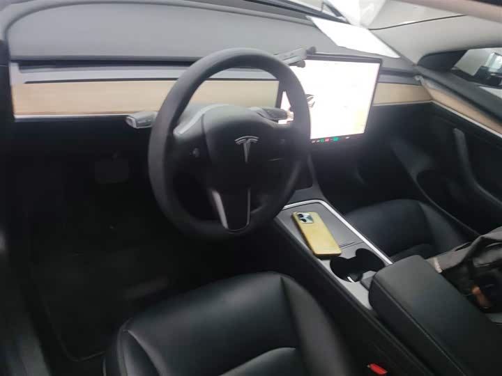 Фото 10 - Tesla Model 3