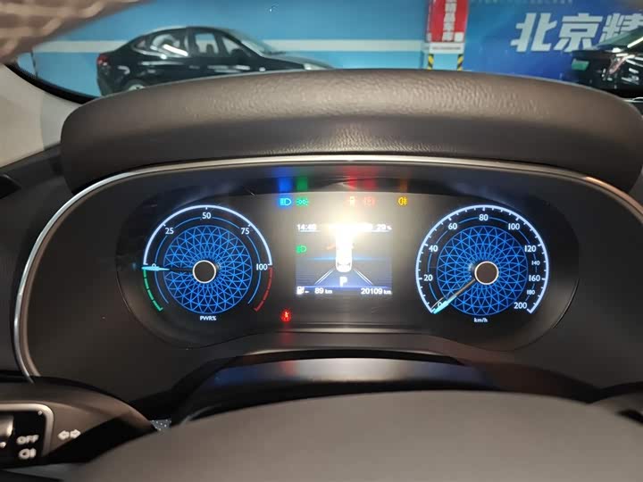 Фото 12 - Hongqi E-QM5