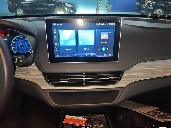 Фото 13 - Hongqi E-QM5