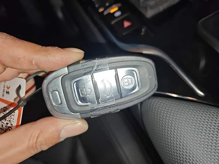 Фото 9 - Hongqi E-QM5