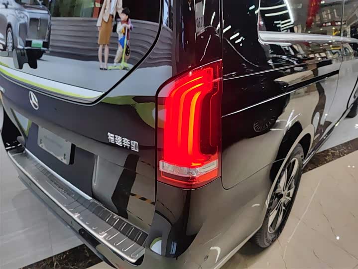 Фото 8 - Mercedes-Benz V-Class