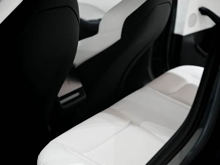 Фото 11 - Tesla Model 3