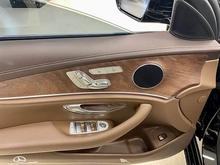 Фото 10 - Mercedes-Benz E-Class