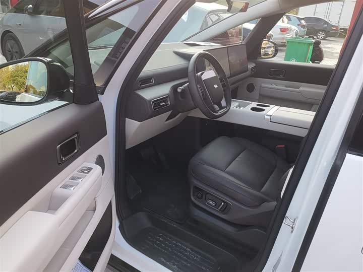 Фото 13 - LiXiang Mega