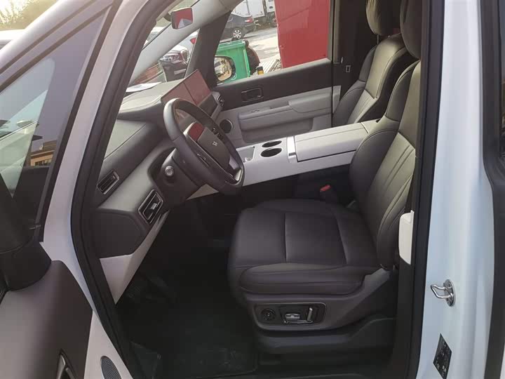 Фото 7 - LiXiang Mega