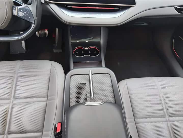 Фото 16 - Hongqi EH7