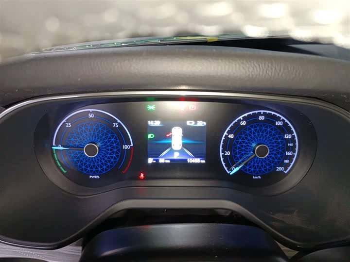 Фото 12 - Hongqi E-QM5