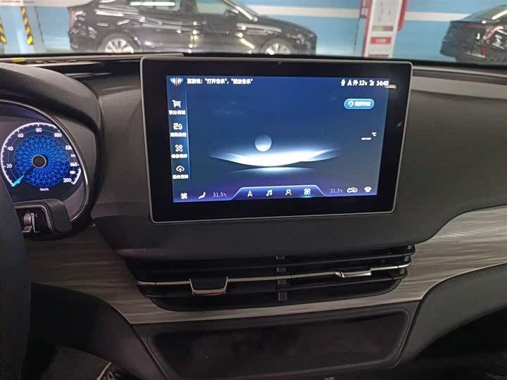 Фото 13 - Hongqi E-QM5