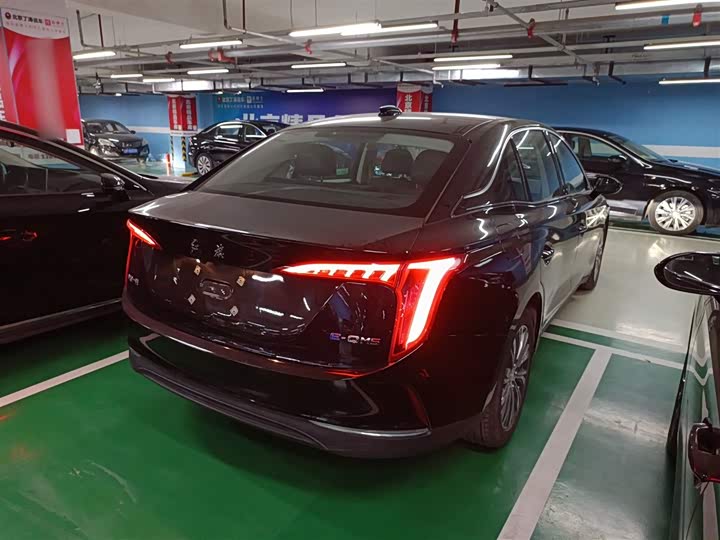 Фото 7 - Hongqi E-QM5