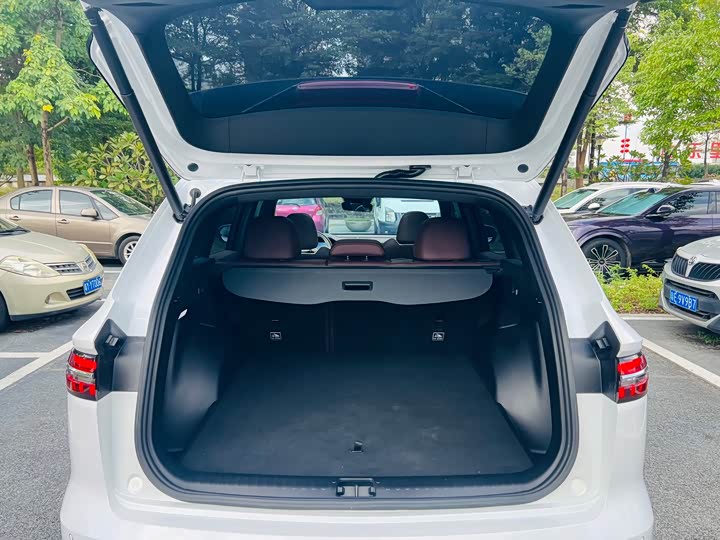 Фото 9 - Geely Monjaro