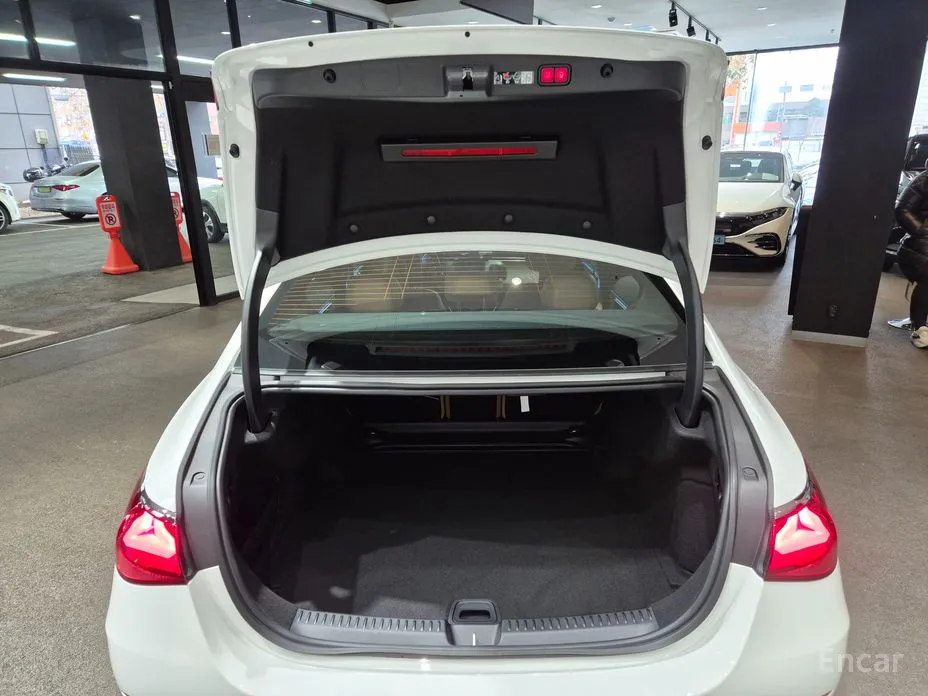 Фото 17 - Mercedes-Benz E-Class