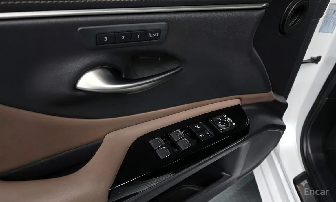 Фото 11 - Lexus ES