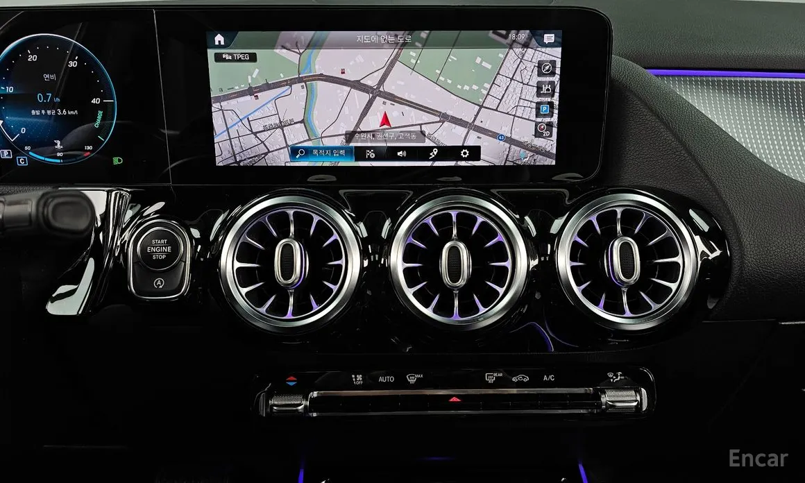 Фото 14 - Mercedes-Benz GLA-Class