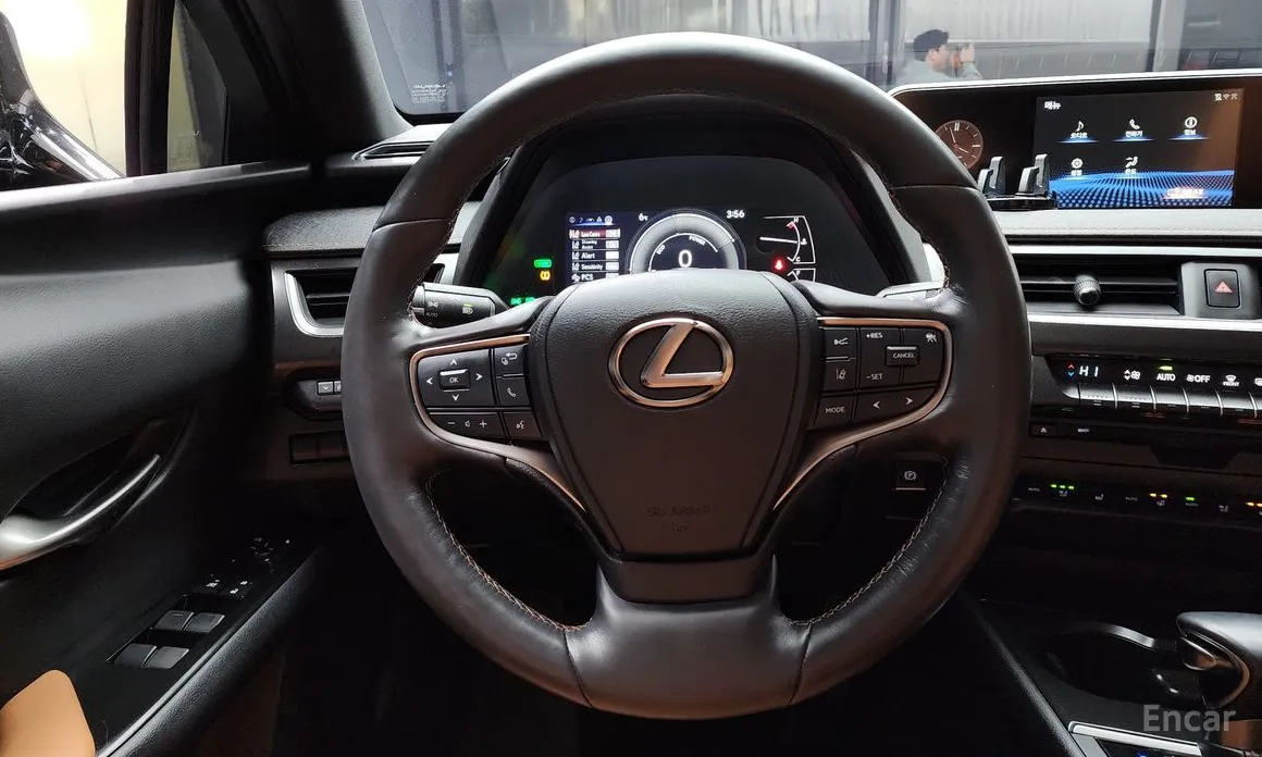 Фото 13 - Lexus UX