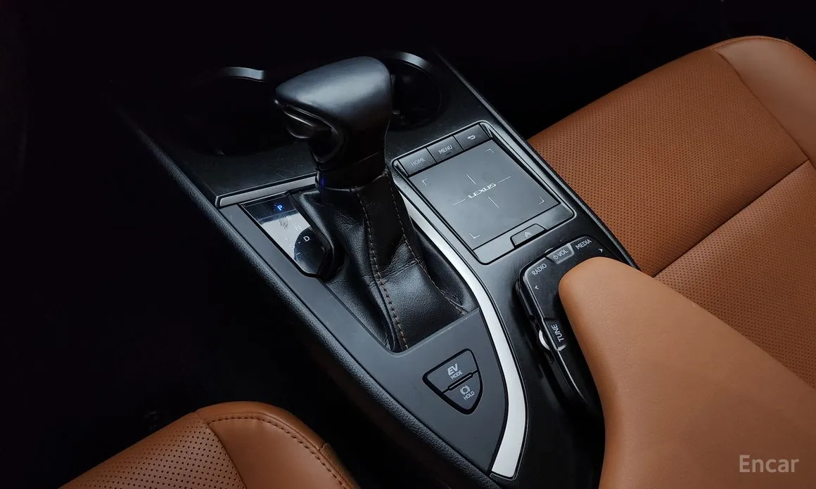 Фото 9 - Lexus UX