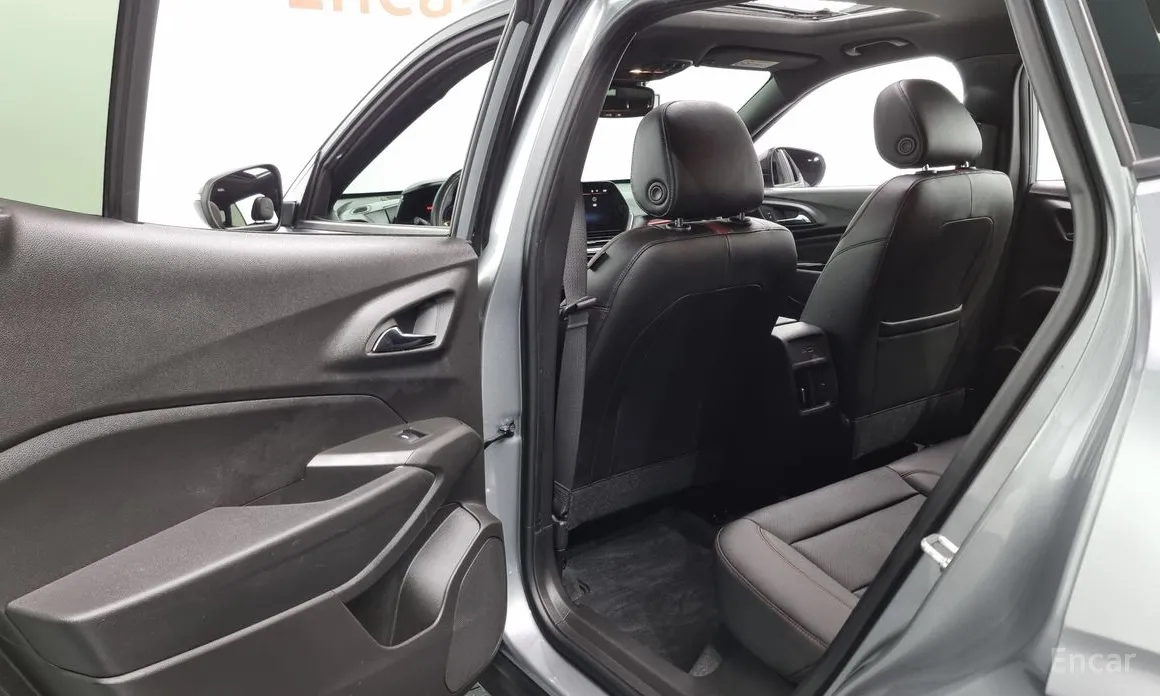 Photo 12 - Chevrolet Trax