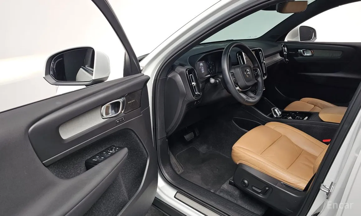 Фото 11 - Volvo XC40