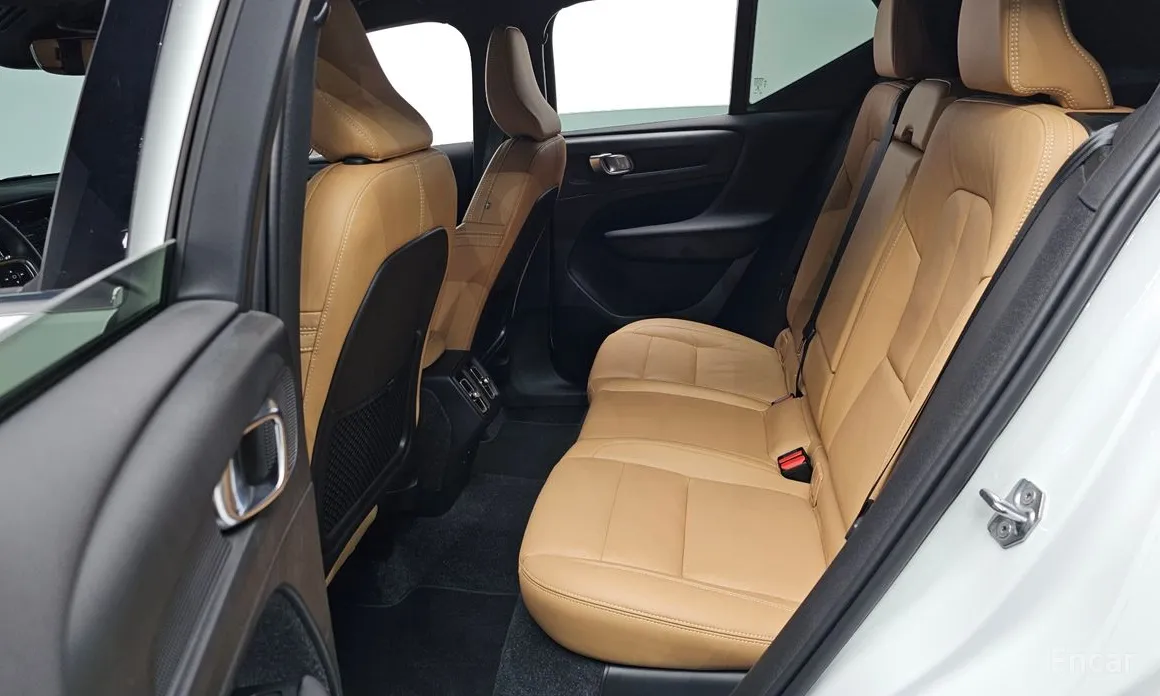 Фото 12 - Volvo XC40