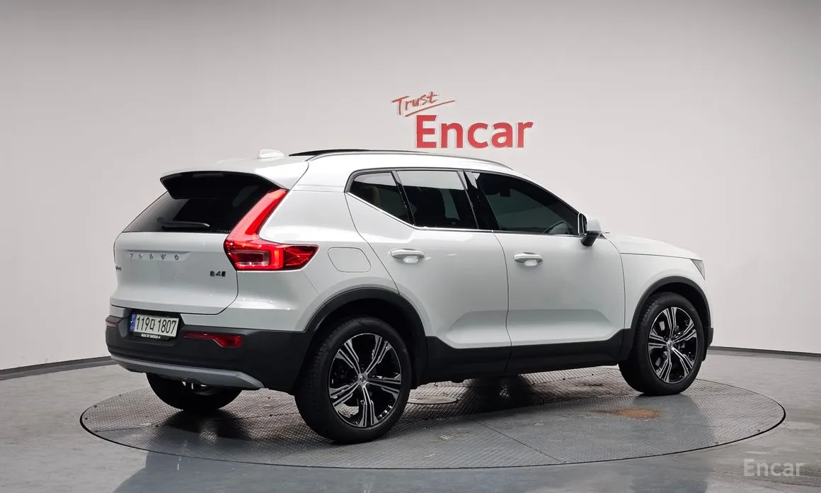 Фото 2 - Volvo XC40