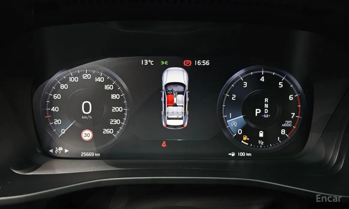 Фото 8 - Volvo XC40