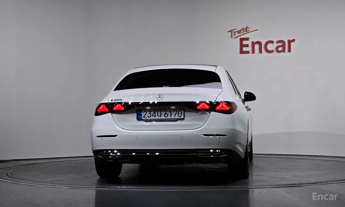 Фото 4 - Mercedes-Benz E-Class