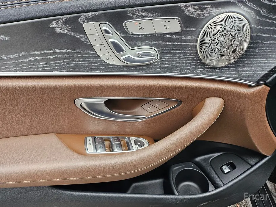 Фото 12 - Mercedes-Benz E-Class