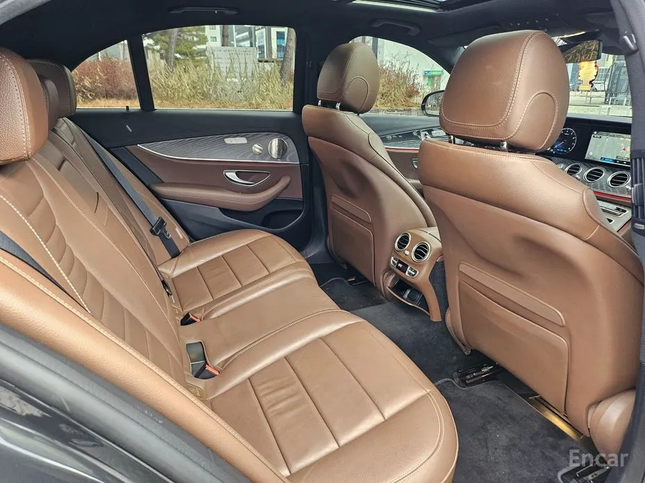 Фото 15 - Mercedes-Benz E-Class