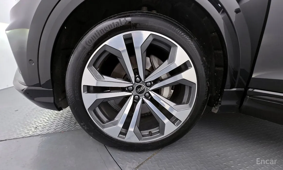 Фото 5 - Audi Q8