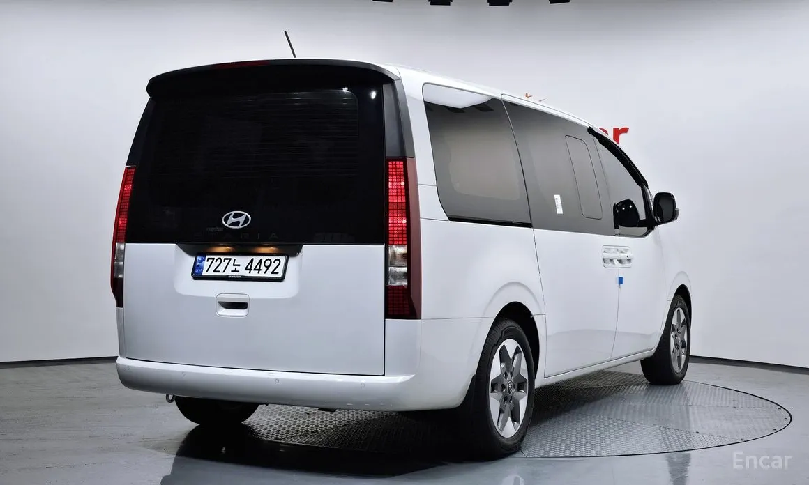 Фото 2 - Hyundai Staria