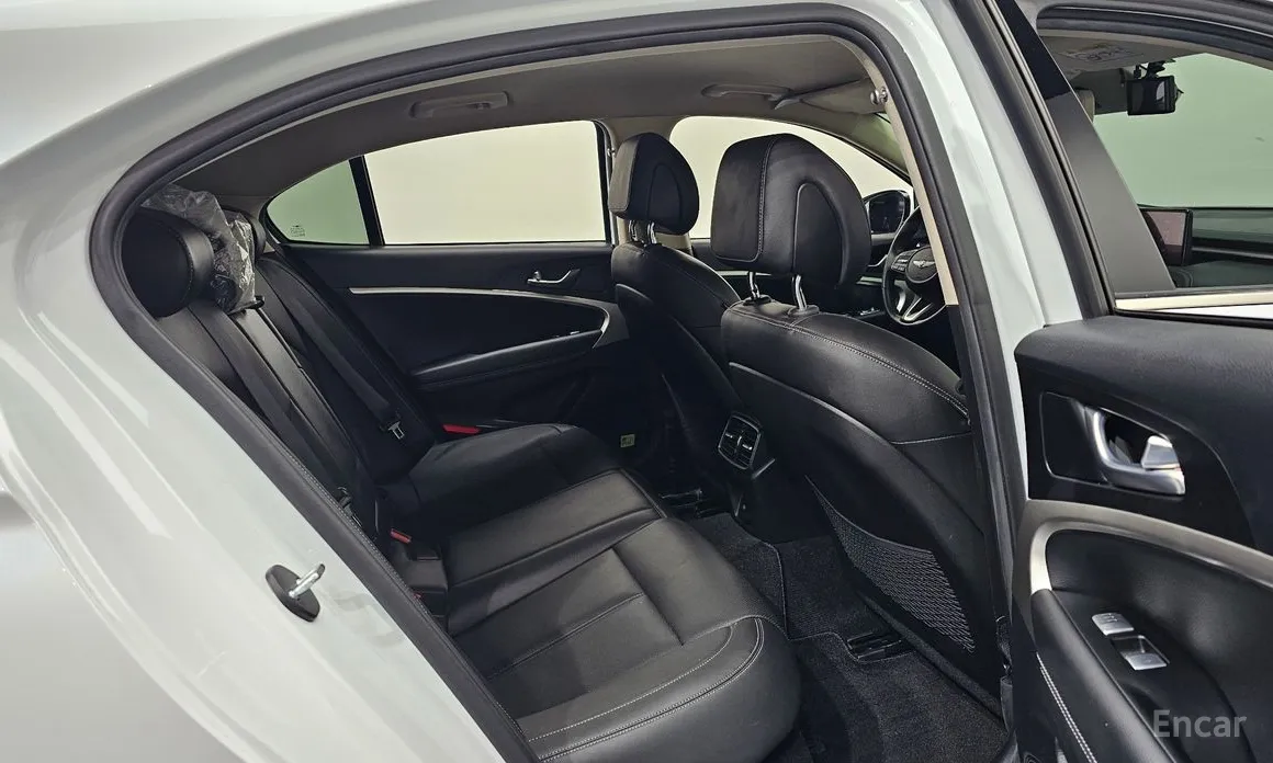 Фото 12 - Genesis G70