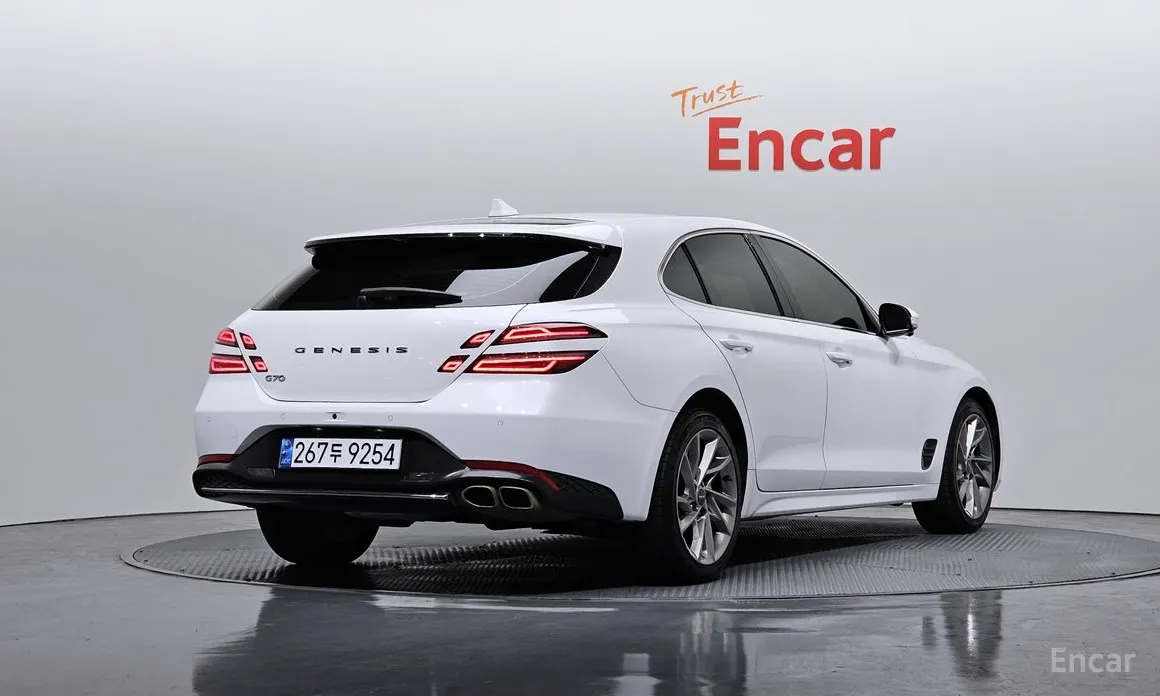 Фото 2 - Genesis G70