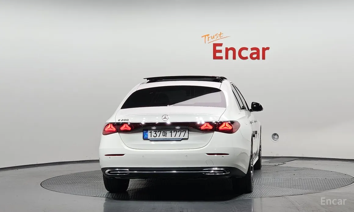 Фото 4 - Mercedes-Benz E-Class