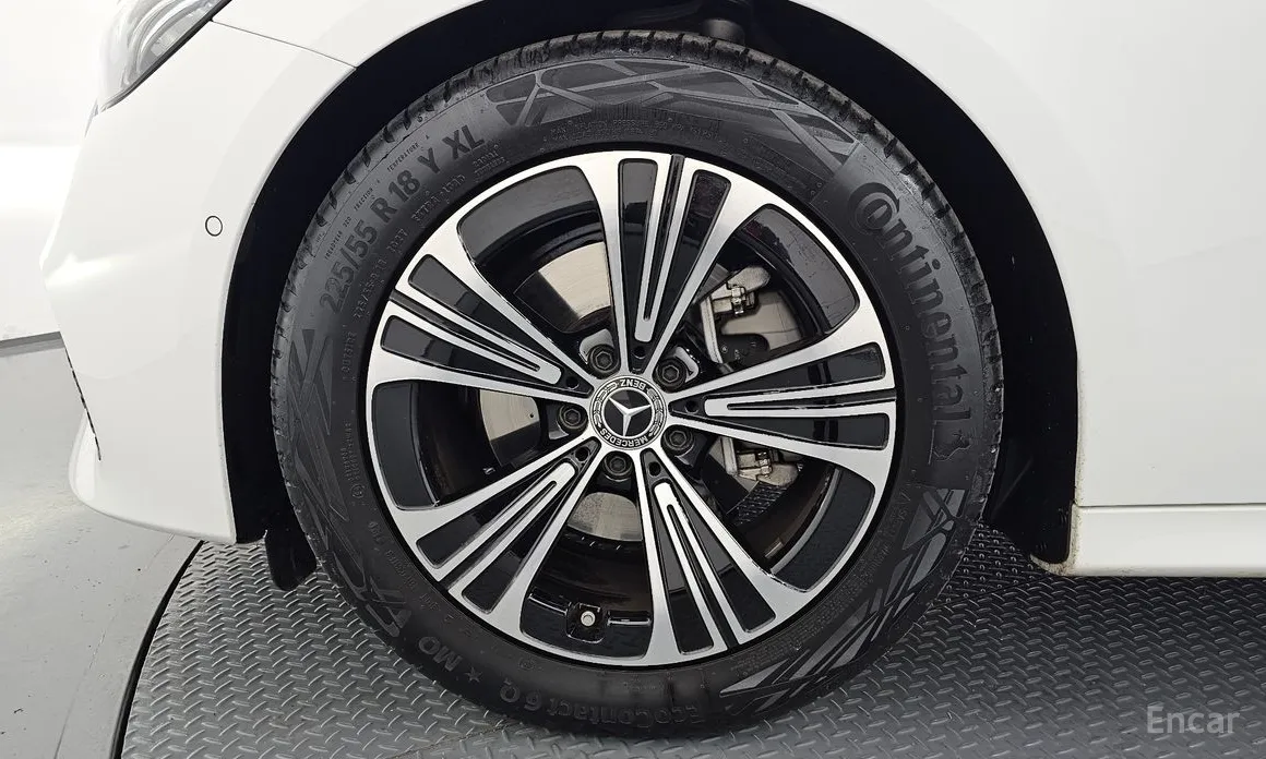 Фото 5 - Mercedes-Benz E-Class