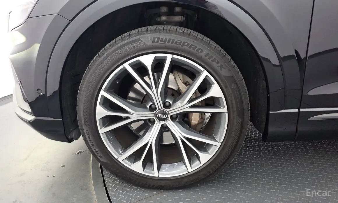 Фото 5 - Audi Q8