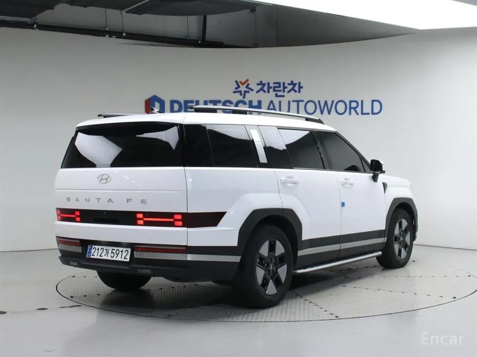 Photo 2 - Hyundai Santa Fe