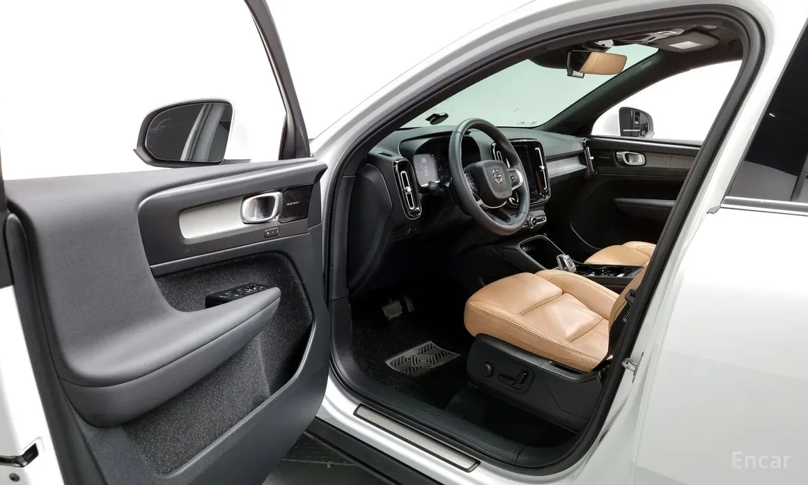 Фото 10 - Volvo XC40